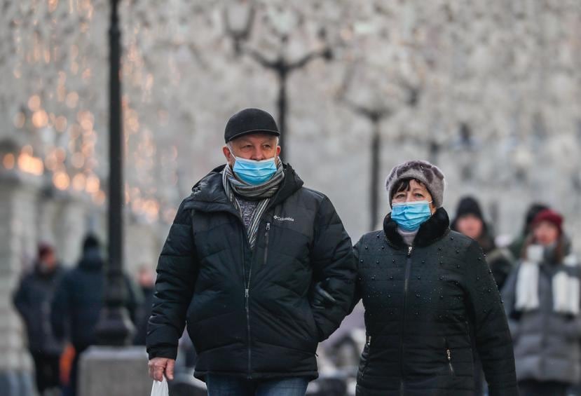 Dos personas paseando con mascarillas por las calles de Moscú.