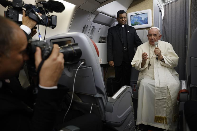 El papa Francisco habla con periodistas a bordo del avión de regreso a Roma desde Canadá, el 30 de julio de 2022, tras una visita pastoral de seis días.
