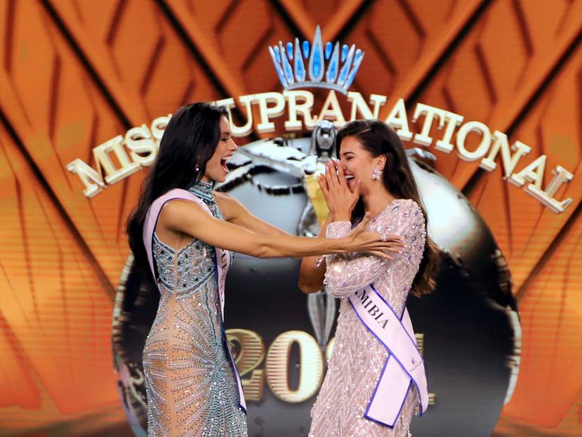 La puertorriqueña Karla Guilfú Acevedo, a la izquierda, celebra al escuchar el nombre de Chanique Rabe, a la derecha, como Miss Supranational 2021.
