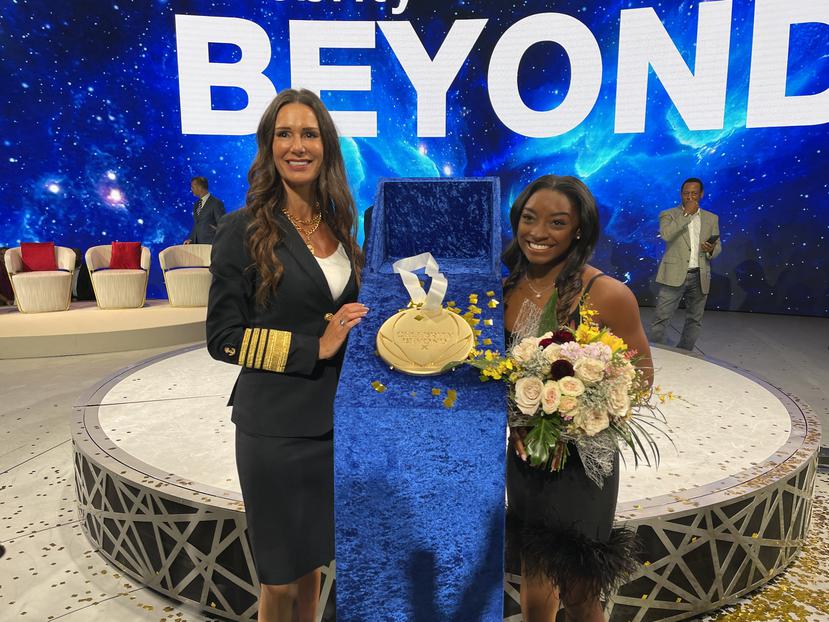 Kate McCue, capitana del crucero Celebrity Beyond, junto a la estrella de la gimnasia Simone Biles. Foto: Gregorio Mayí