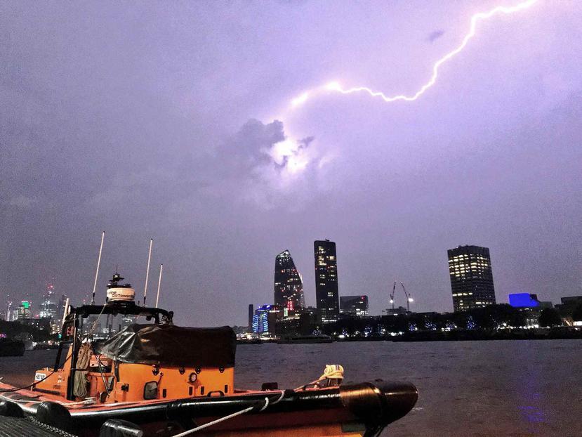 Un relámpago durante una tormenta en Londres, el sábado 26 de mayo de 2018.  (AP)