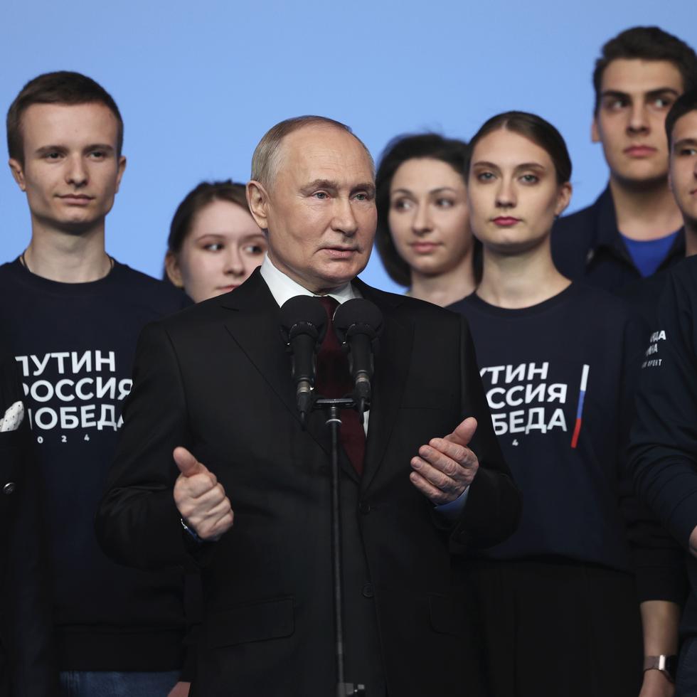 El presidente ruso, Vladímir Putin, agradeció a los voluntarios de su campaña electoral el domingo, luego del cierre de los colegios de votación.