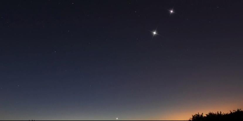 Imagen ilustrativa que muestra una vista similar a cómo se vieron los dos brillantes satélites que lucieron de forma sincronizada sobre nuestros cielos anoche. (Suministrada / SAC)