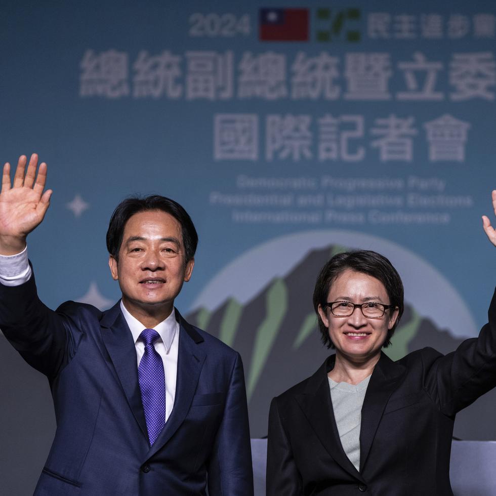 El presidente electo de Taiwán, William Lai,celebra su victoria con su compañera de papeleta, Bi-khim Hsiao.