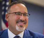 El secretario de Educación de Estados Unidos, Miguel Cardona, durante su visita a Puerto Rico en el verano de 2021.