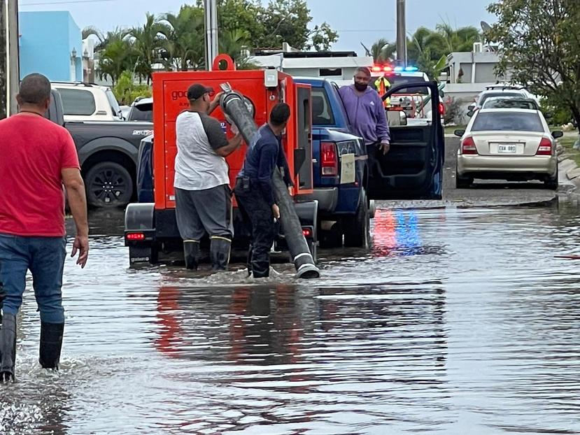 Autoridades atienden inundación en la urbanización Villa Real en Guayama.