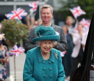 La reina durante su reciente visita al set del programa “Coronation Street”. (Foto: AP)