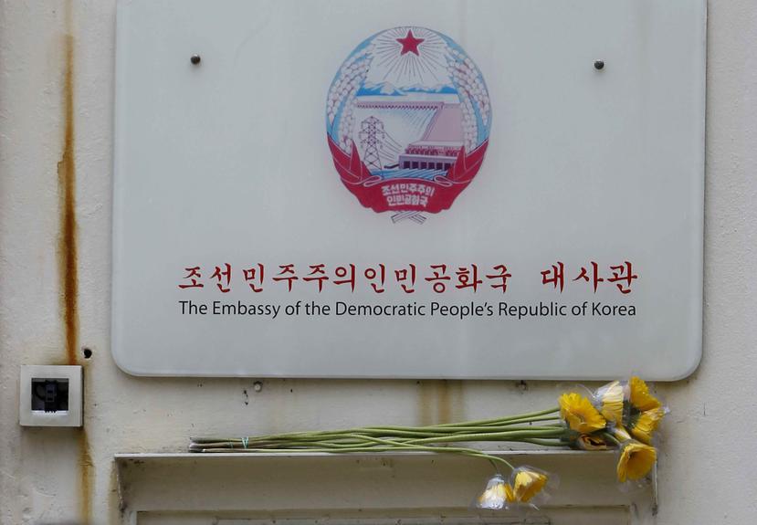 Personas colocan flores frente a la embajada de Corea del Norte en Malasia. (AP)