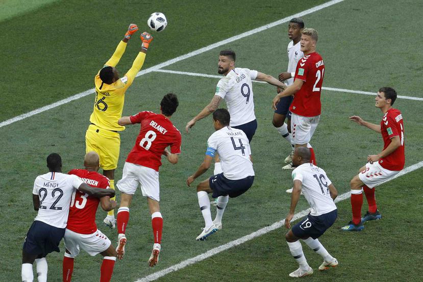 El portero de Francia Steve Mandanda desvía el balón con sus manos durante el partido contra Dinamarca. (AP)