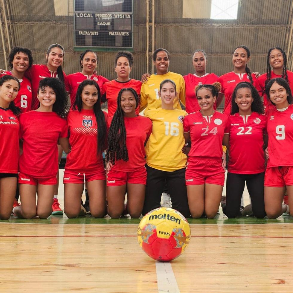 La Selección Nacional de balonmano femenino comienza el martes su participación en los Juegos Panamericanos. Abajo, a extrema derecha con el número 7, Jackeline González. Arriba, tercera de izquierda a derecha, Lizabeth Rodríguez.