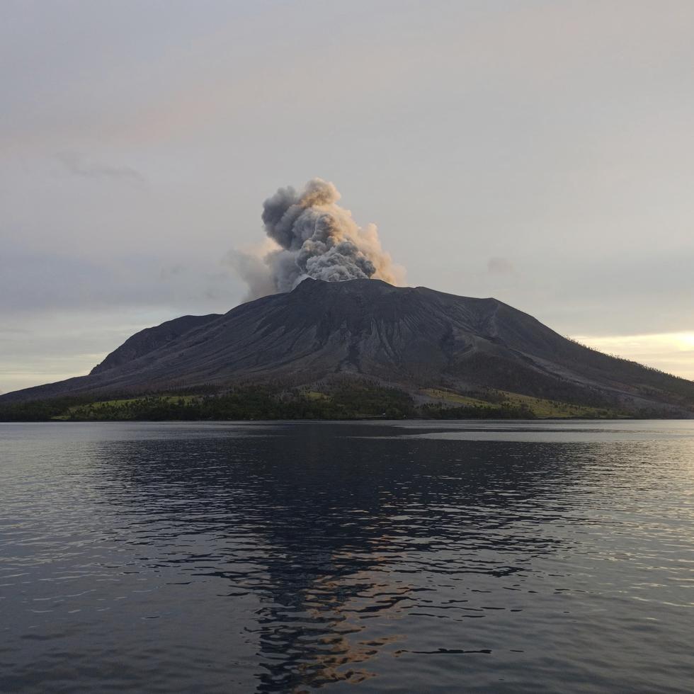 El Centro de Vulcanología y Mitigación de Peligros Geológicos de Indonesia registró al menos tres erupciones desde la tarde del viernes, y la altura máxima de la columna eruptiva alcanzó los 3,900 pies.