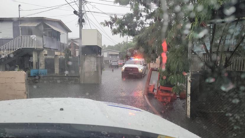 Calle inundada este viernes en Juana Matos.