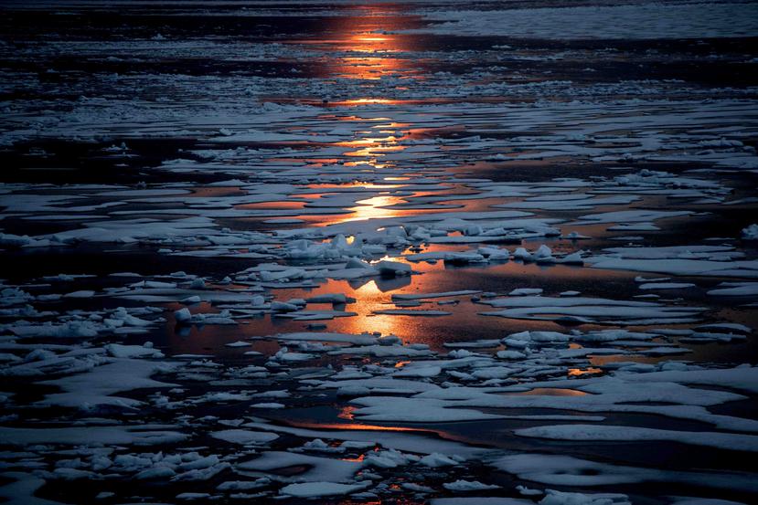 El sol de medianoche brilla a través del hielo marino en el Pasaje Noroccidental en el Archipiélago Ártico Canadiense. (AP / David Goldman)