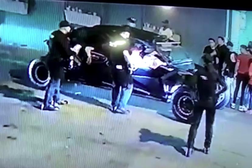 El vehículo Cam-Am impactó a un agente municipal con la goma y luego al escapar atropelló a un inspector de la Policía Municipal de San Juan.