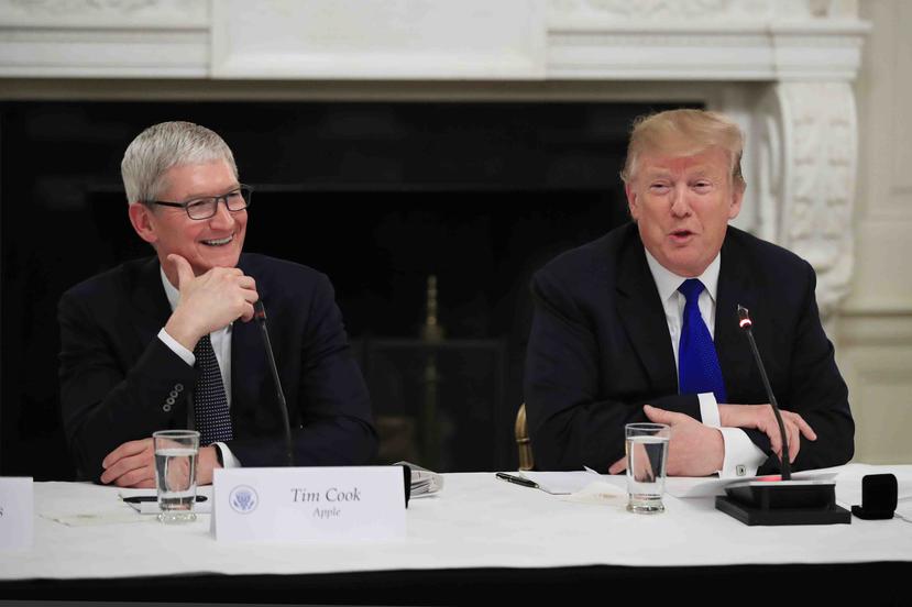 Donald Trump y Tim Cook (izquierda) sostuvieron una reunión la semana pasada en la Casa Blanca. (AP/Manuel Balce Ceneta)