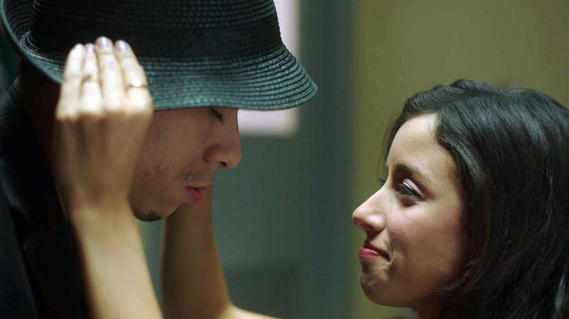 Luis “Loupz” Lozada y Mariangelie Vélez protagonizan la película “Vico C: la vida del filósofo”. (Suministrada)