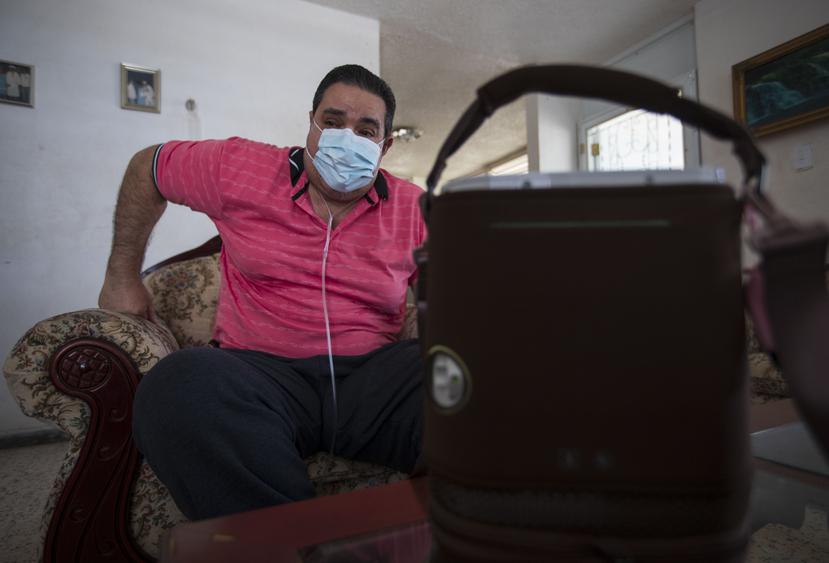 Han pasado seis meses desde que Luis Cruz, de 52 años, salió del hospital tras sufrir COVID-19, pero todavía requiere asistencia de oxígeno debido al daño en 
sus pulmones.