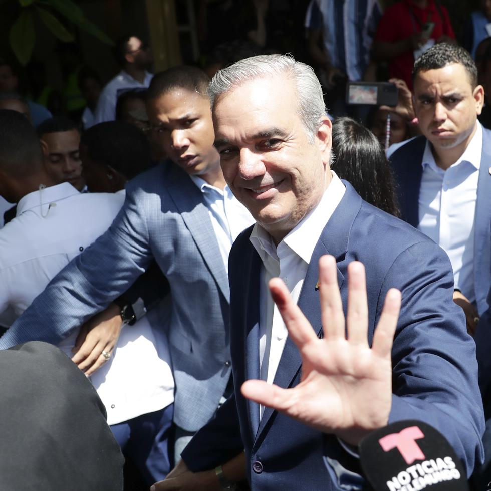 El presidente dominicano y candidato a la reelección, Luis Abinader, sale tras votar el domingo en un centro electoral en la Secundaria Babeque, en Santo Domingo.