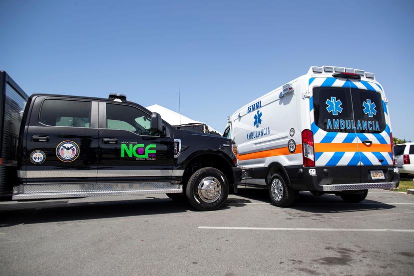 El gobernador entregó ayer 10 ambulancias al NCEM y cuatro vehículos para labores de investigación.