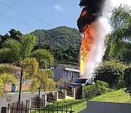 Captura del momento en que un transformador se incendia en Adjuntas.