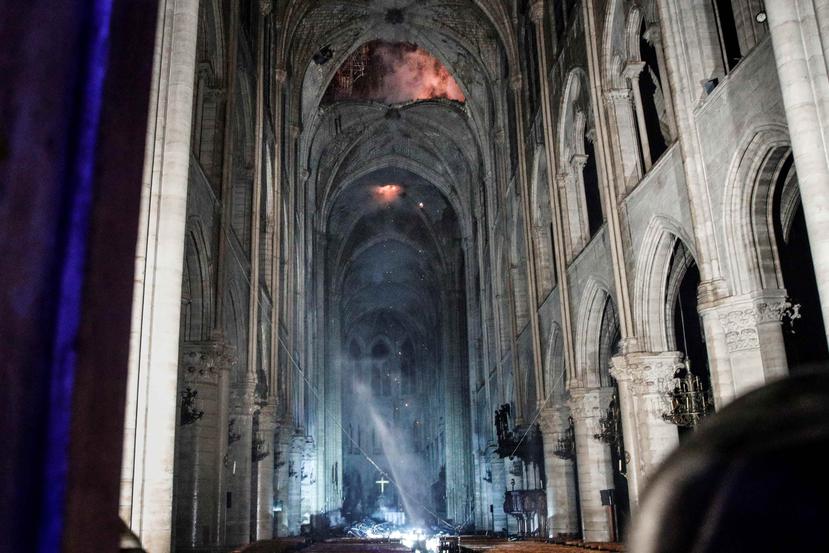Los bomberos rescataron muchas de las importantes reliquias y obras de arte en el interior de la catedral. (EFE)