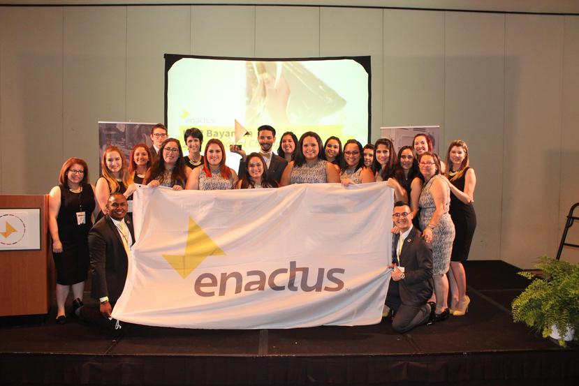 Los estudiantes de la UPR  de Bayamón que se alzaron con el primer lugar en la competencia Enactus. (Suministrada)
