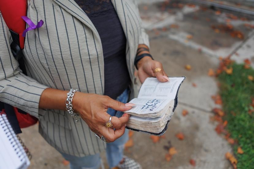 Roz Pichardo sostiene la biblia donde ha escrito algunos de los nombres de personas a las que ha ayudado a salvar la vida en medio de una sobredosis. 
