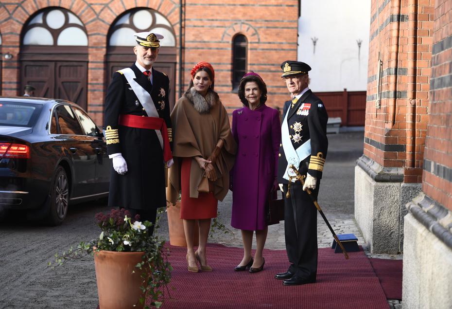 Los reyes de Suecia y España comparten en las caballerizas reales, antes de la procesión en carruajes hacia el Palacio Real, en Estocolmo, el pasado miércoles.
