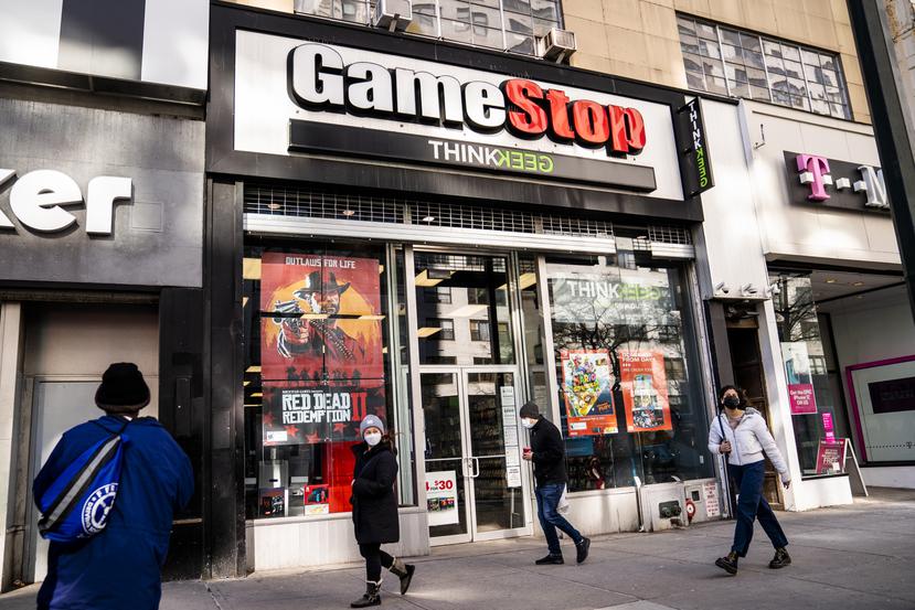 Varios peatones pasan frente a una tienda de la cadena GameStop cerca de Union Square, en Manhattan, Nueva York, el jueves 28 de enero de 2021. (AP Foto/John Minchillo)
