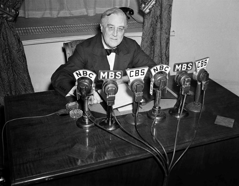 Franklin D. Roosevelt pronunciando un discurso por la radio. (AP)