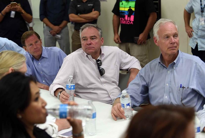 En la foto, los senadores Richard Blumenthal, Tim Kaine y Ron Johnson, quienes fueron parte del grupo de congresistas que llegó a Puerto Rico.