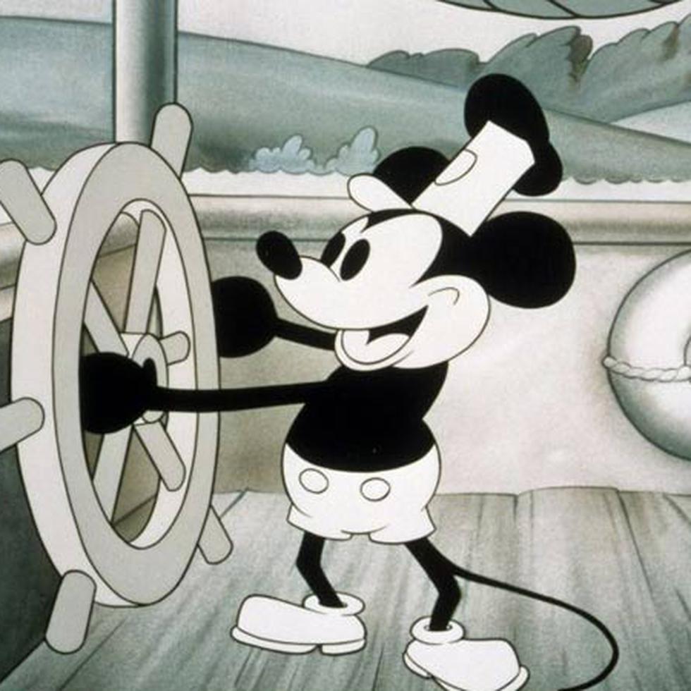 En un momento que muchos observadores creían que jamás llegaría, al menos una versión de la pieza de propiedad intelectual por excelencia y acaso el personaje más emblemático de la cultura popular estadounidense quedará libre de los derechos de autor de Disney, ya que su primera aparición en la pantalla, el cortometraje "Steamboat Willie", con Mickey y también Minnie, estará a disposición del público.