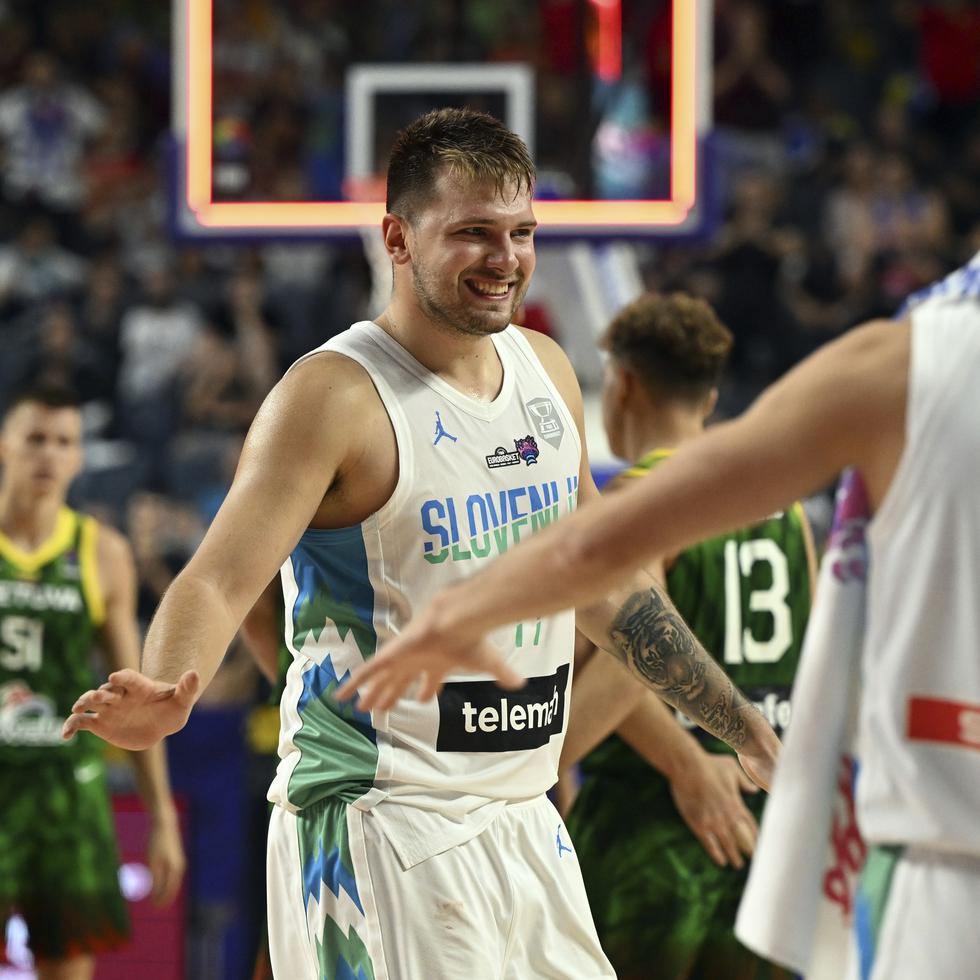 Luka Doncic celebra la victoria de Eslovenia para abrir la defensa del campeonato del Eurobasket.
