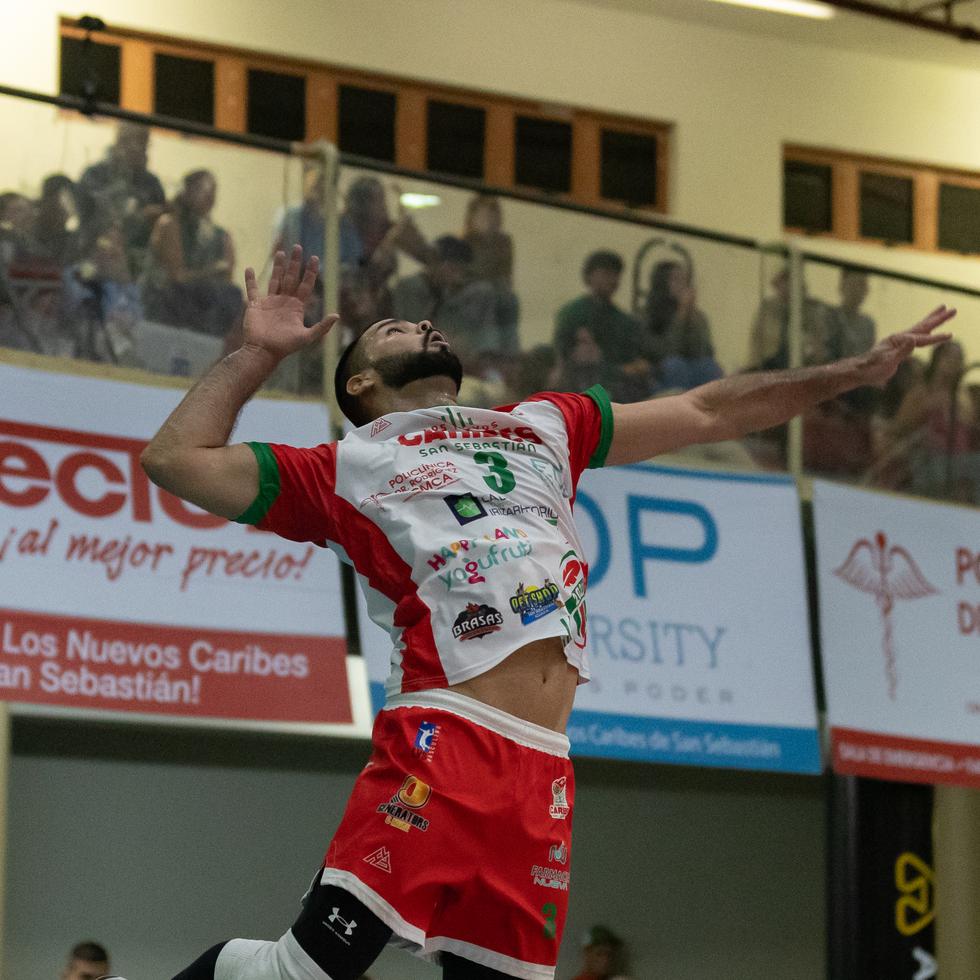 Pablo Guzmán pone la bola en juego por los Caribes de San Sebastián durante el sexto partido de la serie final el viernes en Pepino.