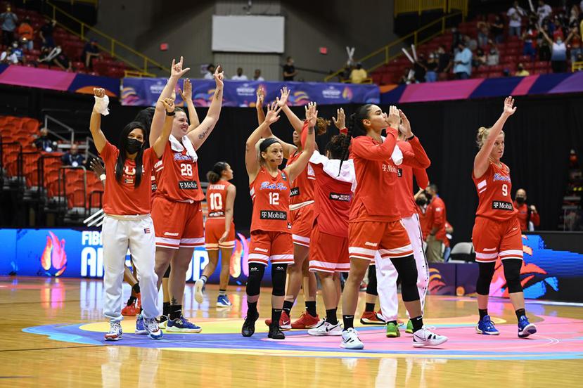 En esta foto de archivo, la selección nacional femenina de baloncesto celebra su primer triunfo en un Campeonato Mundial de FIBA.