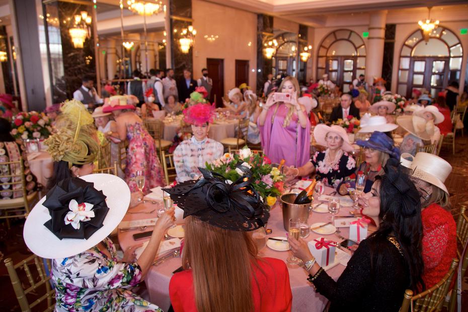  Entre reencuentros, risas y, sobre todo, mucha moda, las damas disfrutaron de exhibidores, desfiles y más importante, la competencia de sombreros que contó con distintas categorías en las que resaltaron la creatividad y el junte de distintas generaciones de mujeres.