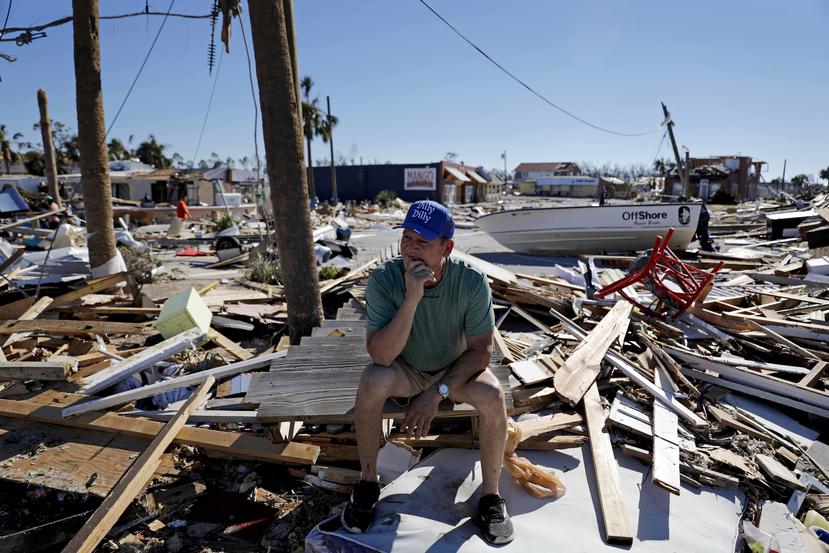 El boricua Hector Morales se sienta en una pila de escombros el viernes 12 de octubre de 2018 cerca de su casa, la cual fue destruida por el huracán Michael en Mexico Beach, Florida. (AP/David Goldman)
