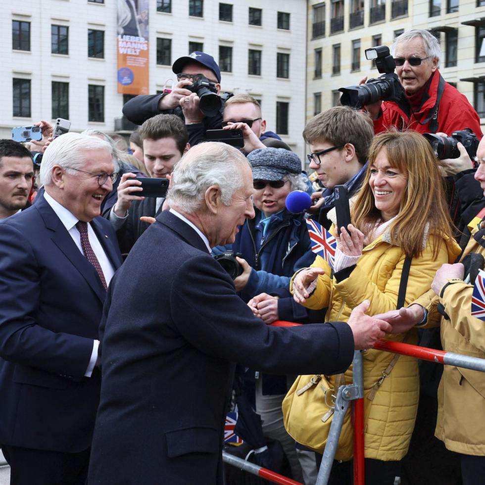 ARCHIVO - El rey británico Carlos III y el presidente alemán Frank-Walter Steinmeier saludan a miembros del público en Berlín, Alemania, el 29 de marzo de 2023. (Wolfgang Rattay/Pool via AP, Archivo)