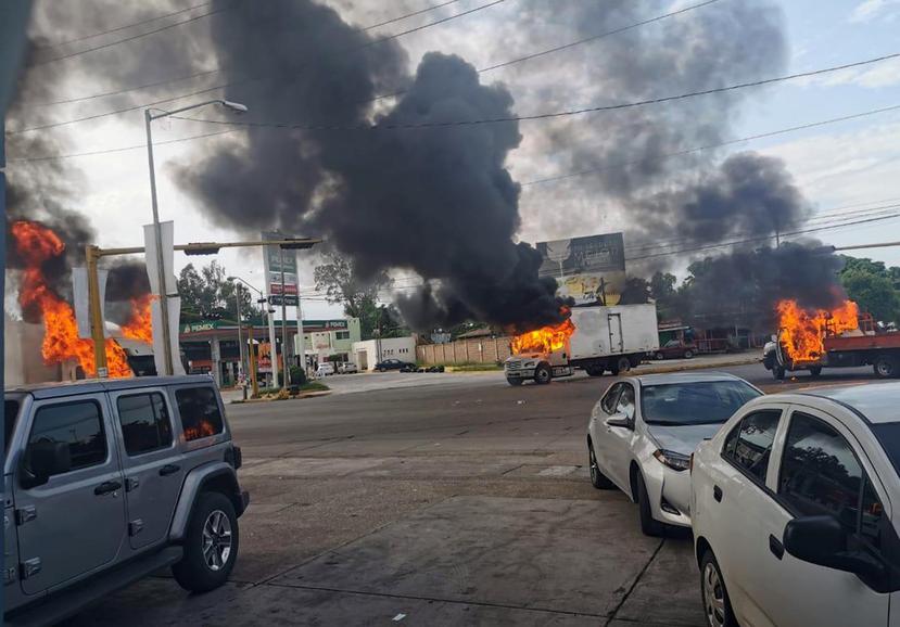 Vista de vehículos incendiados durante un enfrentamiento de grupos armados con las fuerzas federales de México. en las calles de la ciudad de Culiacán. (EFE)