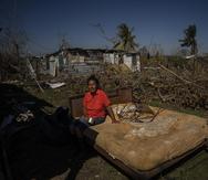 Mari Carmen Zambrano posa en su cama rota y mojada mientras la seca afuera de su casa que perdió el techo por el huracán Ian en La Coloma, en la provincia de Pinar del Río, Cuba.