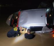 Trabajos de búsqueda y rescate de mujer arrastrada por golpe de agua en Juncos.