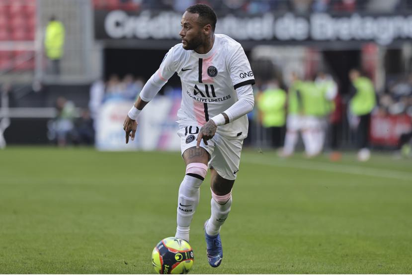 El delantero brasileño Neymar, del PSG, observa el panorama durante el partido por la liga francesa ante Rennes.