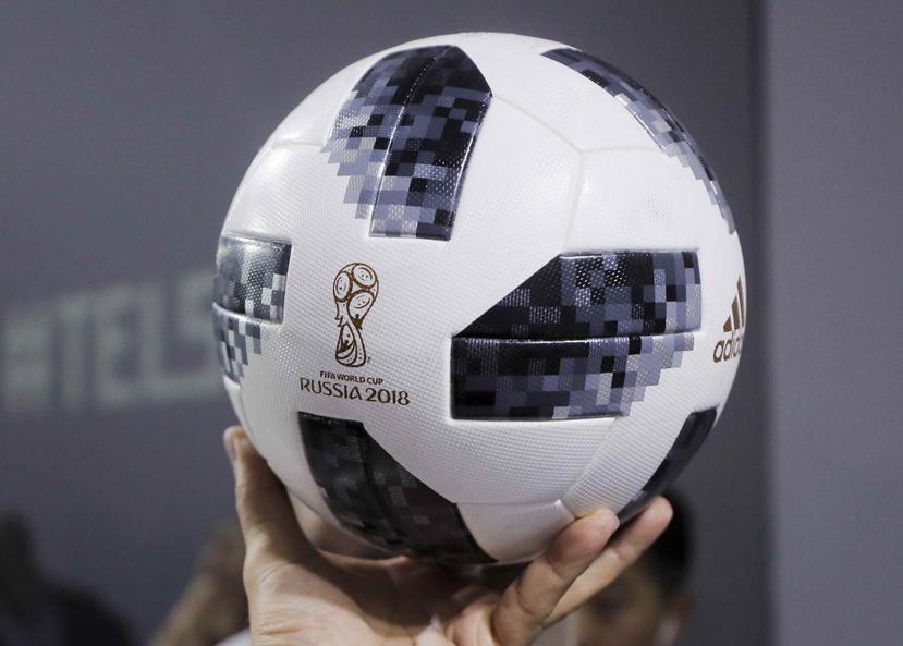 El balón denominado Telstar 18 tiene un diseño retro blanco y negro, similar a la pelota que Adidas fabricó para la Copa del Mundo de 1970.  (AP)