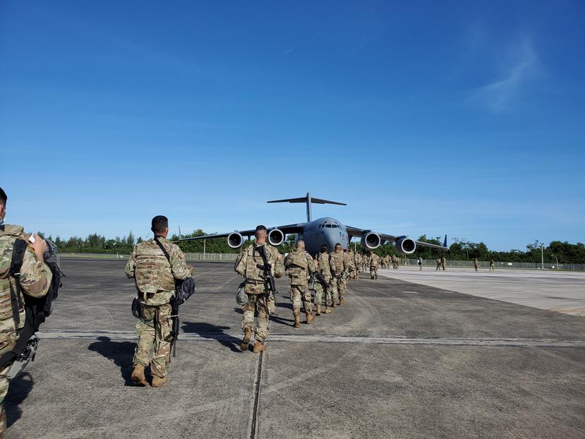 Soldados de la Guardia Nacional de Puerto Rico toman un avión a la Capital federal.