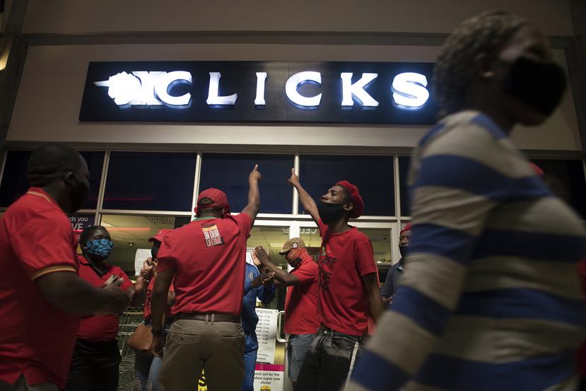 Las protestas no se calmaron este martes, después de que se emitiera una orden judicial para prohibir a los militantes de EFF cualquier acción que paralizara la actividad de las tiendas de Clicks.