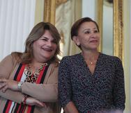 La comisionada residente en Washington, Jenniffer González, y la congresista demócrata boricua Nydia Velázquez en la conferencia de prensa del 2 de junio en La Fortaleza sobre el borrador de legislación.
