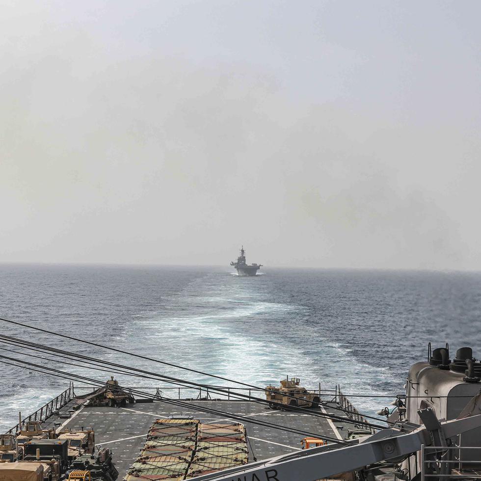 En esta imagen proporcionada por la Marina de Estados Unidos, los buques de asalto anfibio USS Carter Hall y USS Bataan navegan por el estrecho de Bab al-Mandeb, el 9 de agosto de este año.