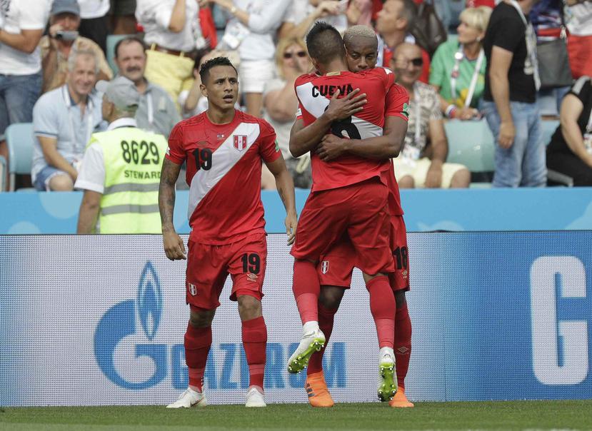 Andre Carrillo abraza a Yoshimar Yotun después de marcar el gol. (AP)