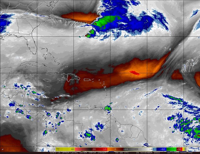 Imagen infrarroja del análisis producido por el satélite GOES-16 del vapor de agua en la alta atmósfera. El color anaranjado señala la zona de aire seco.