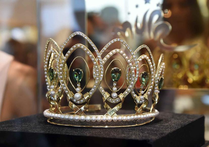 La corona tiene piedras semipreciosas como prasiolita, topacios y perlas.